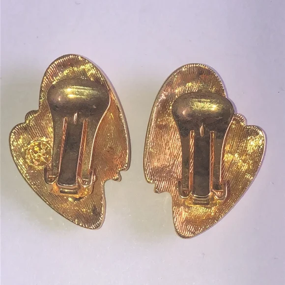 Angel Brand Signed Black Enamel and Gold Tone Retro Vintage Clip-On Earrings - Picture 5 of 7